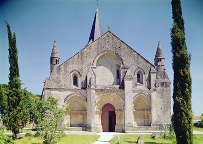 Vista de la fachada de la Iglesia de San Pedro, 1150-75 de French School